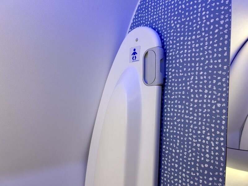 KLMのトイレ。壁もかわいいデザイン