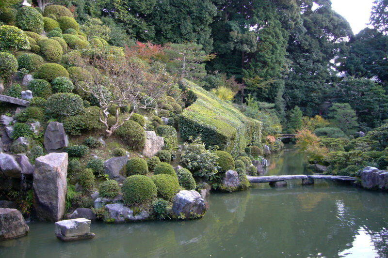 智積院の名勝庭園と池に架かる石橋